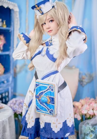 年轻的女教师在线